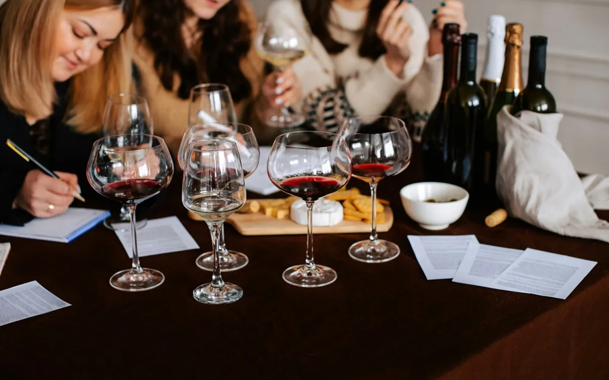 Provningsglas med vin uppradade på ett bord